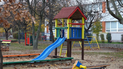 Na dvore mestských materských škôl pribudli nové hracie prvky