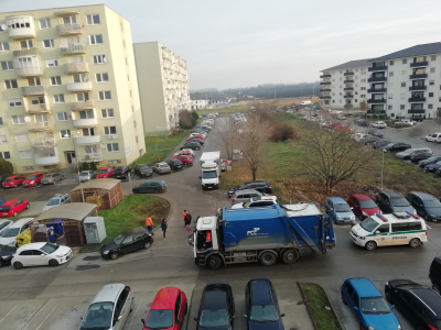 Zaparkované autá pri kontajneroch blokujú odvoz odpadu