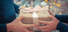 Katolická charita pomáha odkázaným darčekovými balíčkami